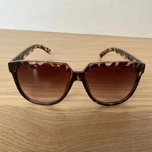 🆕Fashion Brown Sunglasses🆕 - Picture 2 of 5
